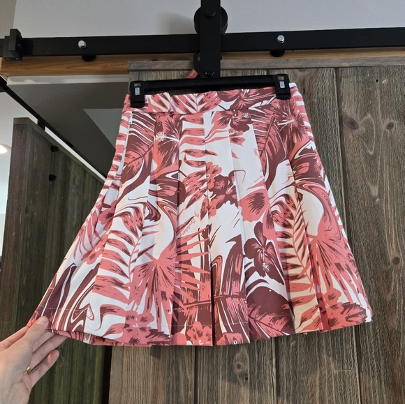 J Lindeburg Hibiscus Golf Skirt - Picture 2 of 2